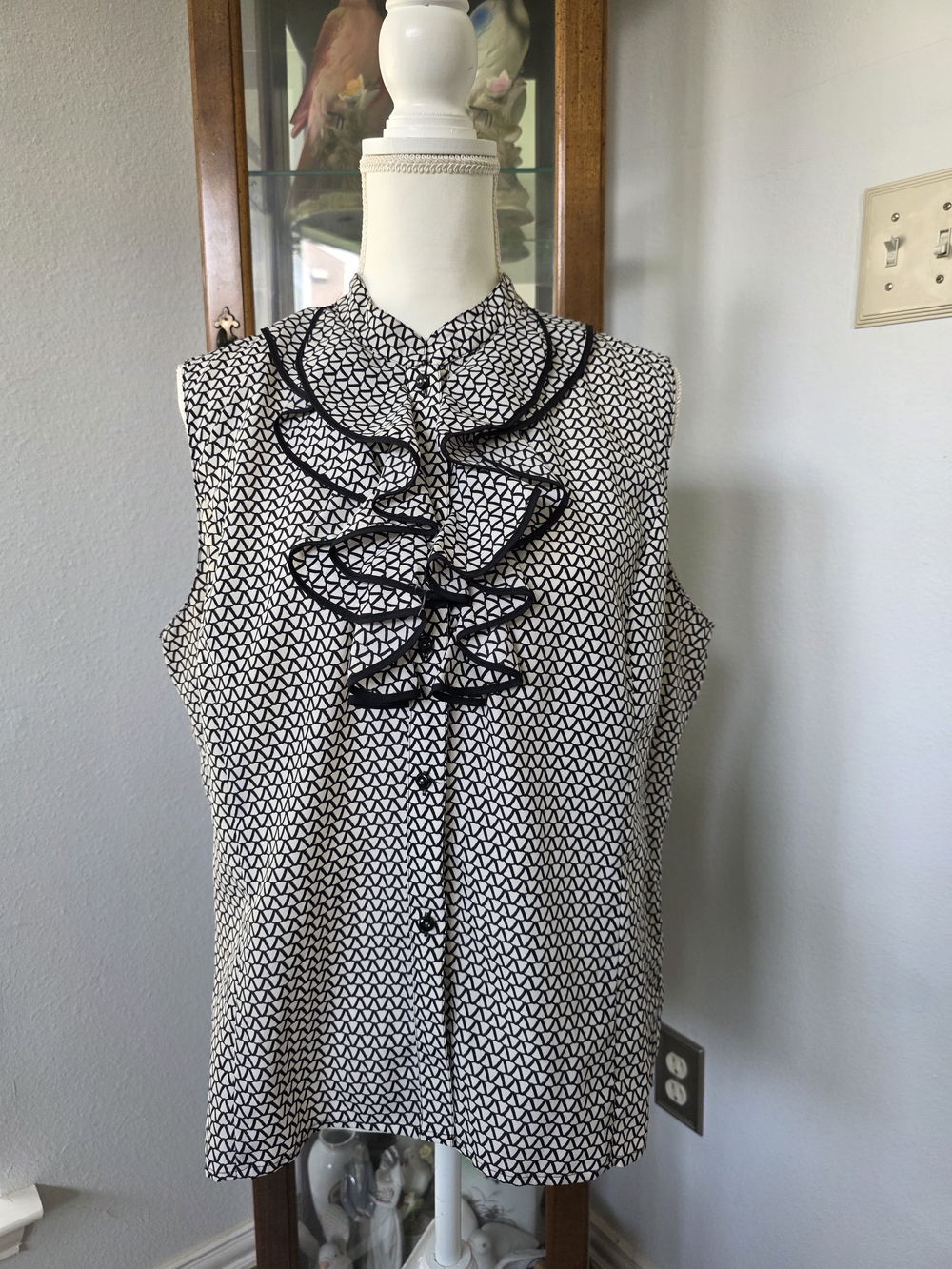 Tahari Sleeveless Black & Cream Ruffle Front Blouse
